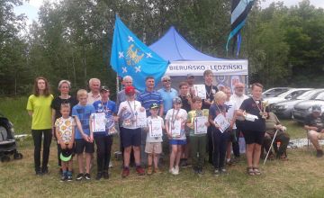 Zdjęcie grupowe uczestników XXVI Powiatowych Zawodów modeli szybowców 